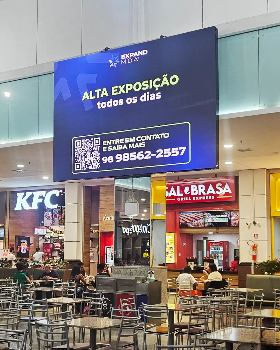 Totem digital Expand Mídia na recepção de um prédio residencial