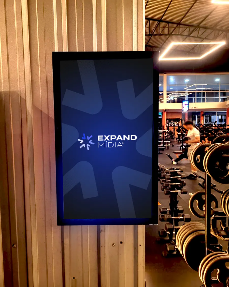 Totem digital Expand Mídia instalado em uma academia